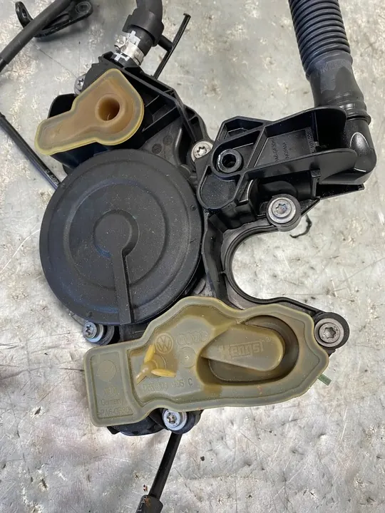 AUDI A4 B8 1.8 TFSI Öl-Luft-Trennsystem 06K103495C image 2