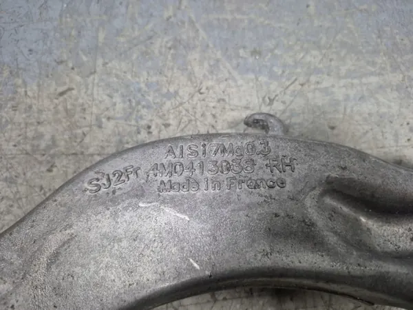 Oikea kiinnitystuki OEM 4M0413038 Audi e-tronille image 3