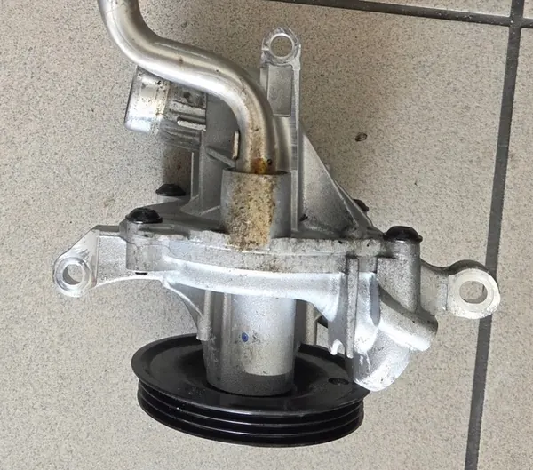 Volvo V60 V90 XC60 XC90 II Vattenpump D420T OE 32382368 image 2