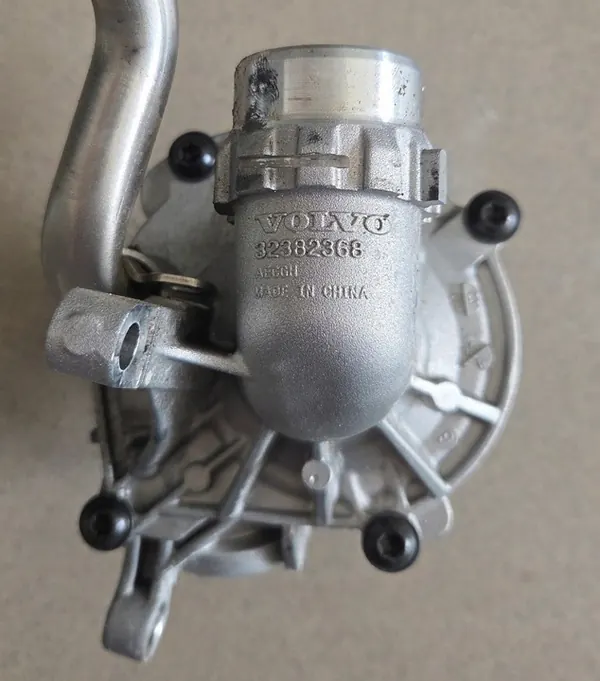 Volvo V60 V90 XC60 XC90 II Vattenpump D420T OE 32382368 image 3
