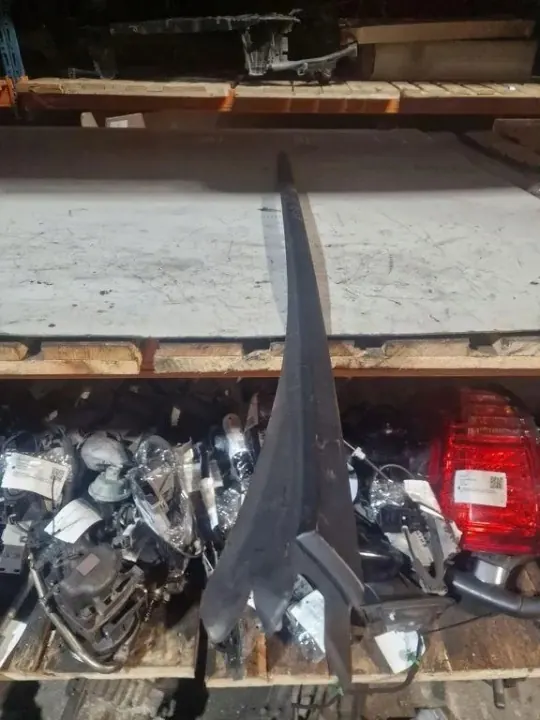 OEM 96858535 Moldura Para-brisa Dianteiro Esquerdo Peugeot 5008 image 3