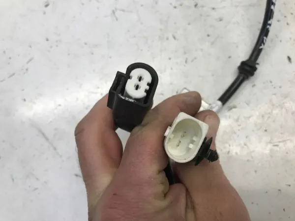 BMW OEM 5A50000 Abrazadera Cable Freno Trasera Usada image 3