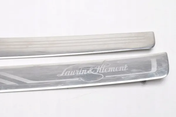Skoda Superb III Fram-Tröskellist Set OEM 3V0853814E image 4