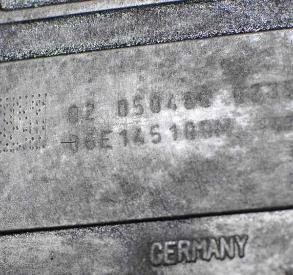 Audi Q5 3.2 V6 Imupumppu 06E145100M image 5