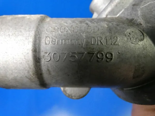 VOLVO XC60 V60 XC70 S60 II 2.4 D5 Carcasa + Termostato OEM 30757799 image 3