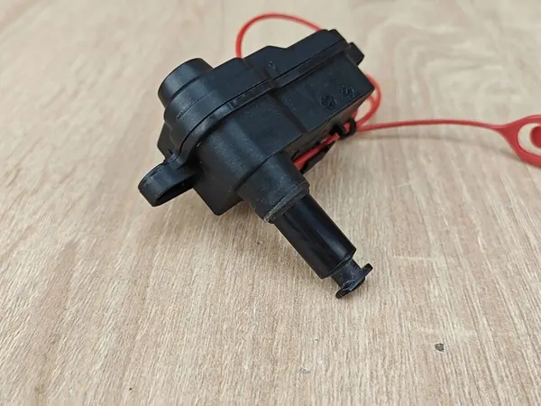 Bränsletanklockaktuator Audi A6 C7 4L0862153D image 3