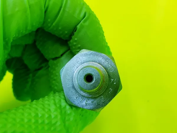 Oljetryckssensor Audi S6 S7 A8 4.0 TFSI 06K919081B image 2