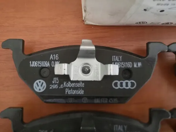 Pastilhas de travão dianteiras OEM 6R0698151A Audi VW Skoda image 5