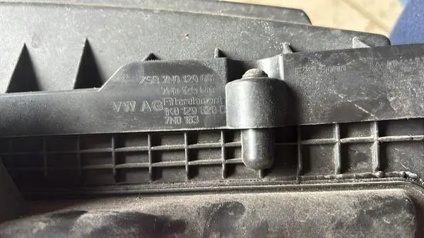 Ilmansuodatin Kotelo OEM 7N0129601 VW Sharanille image 3