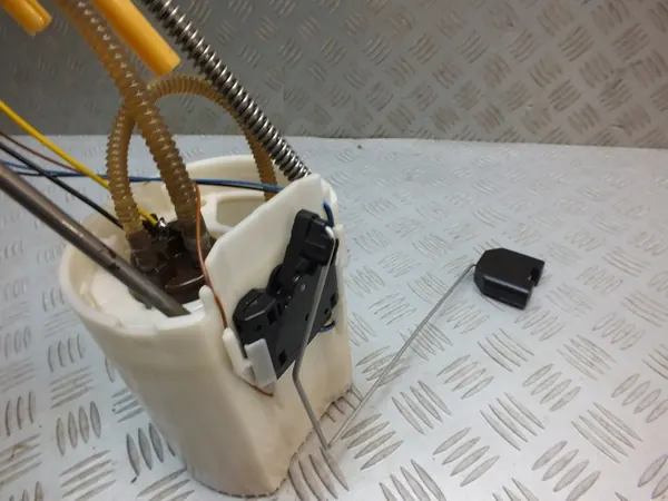 Bomba de Combustível VW Amarok I 2.0 BiTDI 2H0919050B image 3