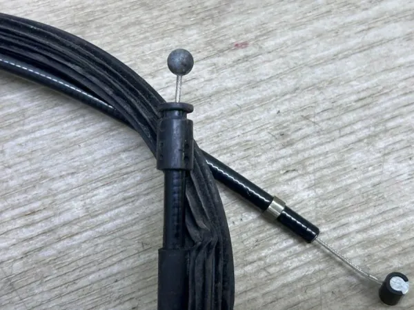 Cabo de fecho do capô Porsche OEM 95B82353509 - Usado image 3