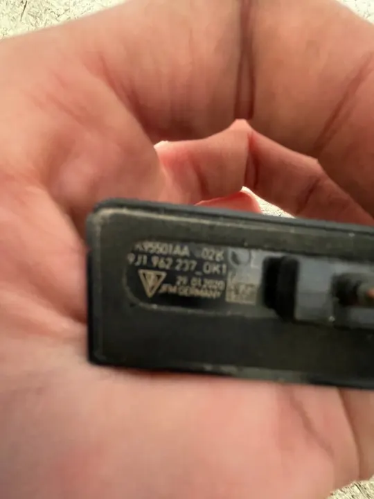 Capteur de couvercle de charge Porsche Taycan OEM 9J1962237 image 3