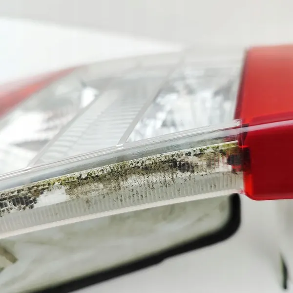 Volvo V70 2010 Luz trasera izquierda de maletero image 5