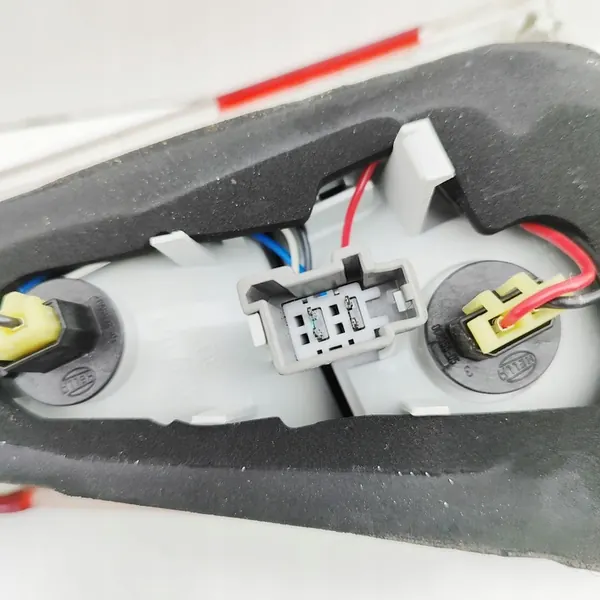 Volvo V70 2010 Luz trasera izquierda de maletero image 9