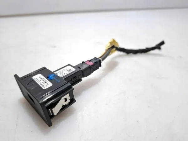 USB-pistorasia OEM 5Q0035726J Volkswagen Sharanille image 3