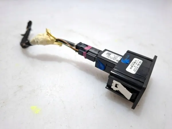 USB-pistorasia OEM 5Q0035726J Volkswagen Sharanille image 6
