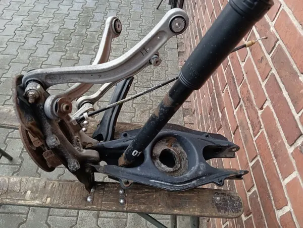 OEM ZWROTNICA WAHACZE LEWY TYL MERCEDES W204 3.0 CDI image 3