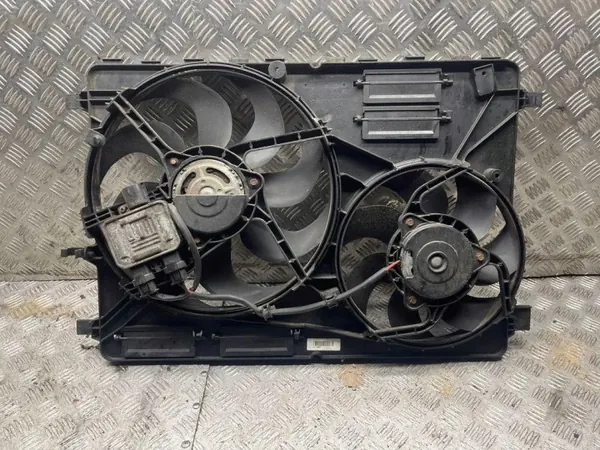 Volvo XC70 2015 Kühlerlüfterabdeckung OEM 31338823 image 2