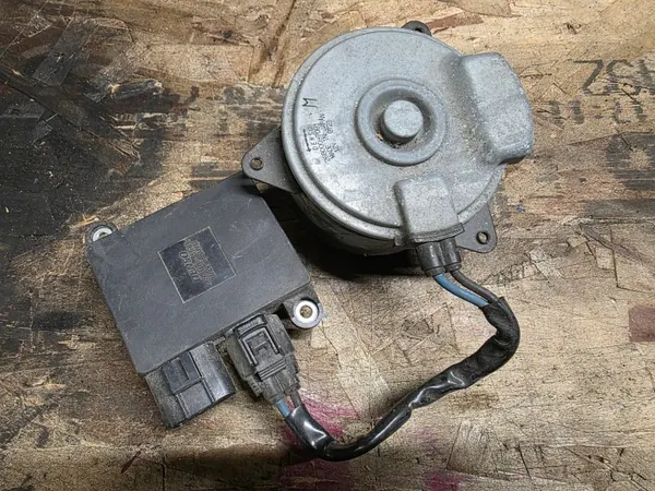 Mazda CX-3 Lüftermotor-Modul OEM 268000-7081 image 2