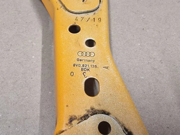 AUDI A3 8V Fäste för vänster framskärm 8V0821135A OEM image 3