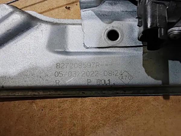 Motor do elevador de vidro traseiro direito Dacia Duster II 827208597R image 2