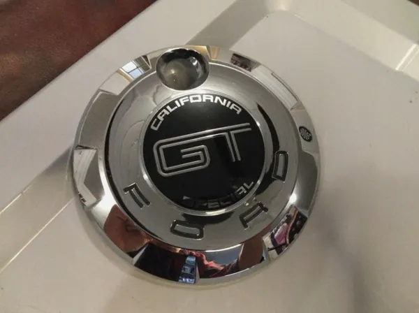 Emblema maletero OEM 7R33-6342508-BB Mustang GT/CS image 2