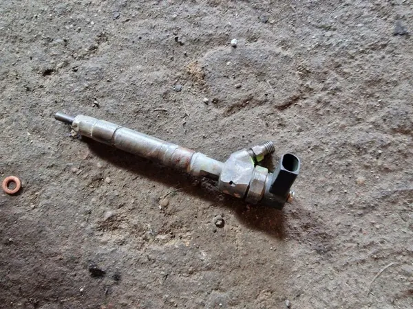 Inyector Mercedes-Benz OEM 6110101687 - Usado image 2