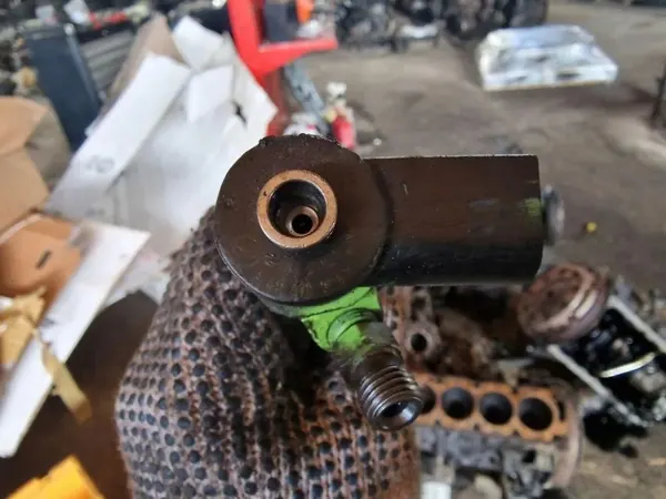 Inyector Mercedes-Benz OEM 6110101687 - Usado image 3