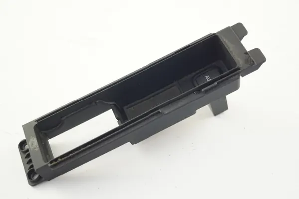 Audi A3 8P Tupakansytytin OEM 8P0863284D image 2