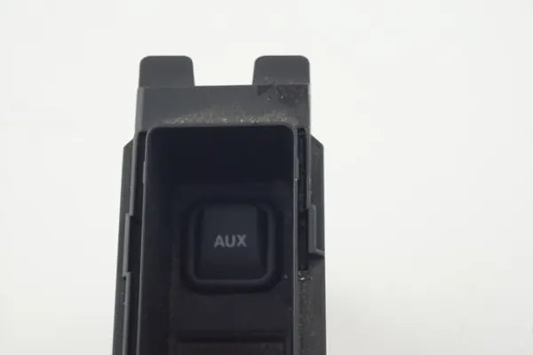 Audi A3 8P Tupakansytytin OEM 8P0863284D image 4