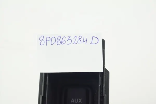 Audi A3 8P Tupakansytytin OEM 8P0863284D image 5