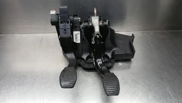 Kytkin Jarrupoljin OEM 55703354 Opel Corsa D:lle image 2