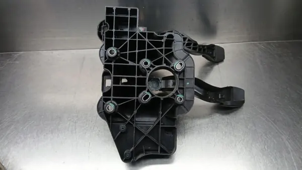 Kytkin Jarrupoljin OEM 55703354 Opel Corsa D:lle image 10