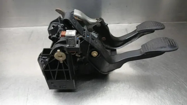 Kytkin Jarrupoljin OEM 55703354 Opel Corsa D:lle image 3