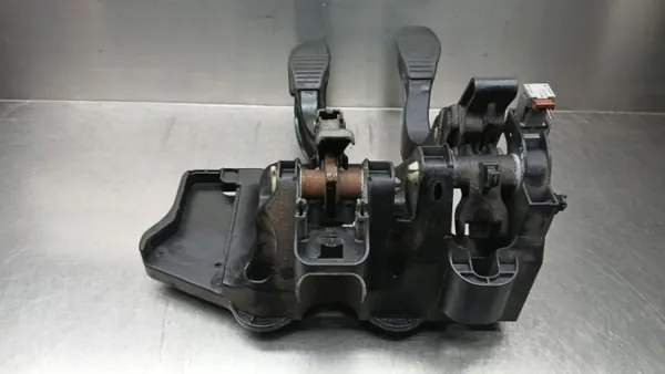Kytkin Jarrupoljin OEM 55703354 Opel Corsa D:lle image 7