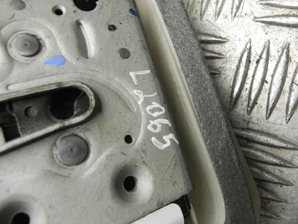 Tesla Model 3 Dörrlås Framsidan Vänster 2019 1068964-00-L image 5