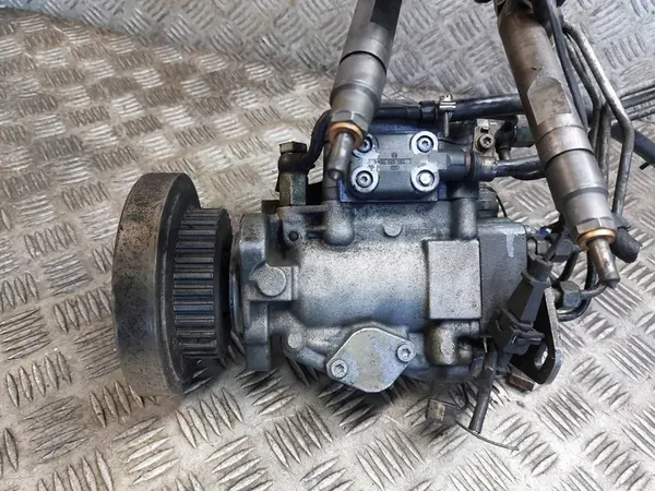 Kraftstoffpumpe + Einspritzdüsen Volvo 850 2.5 TDI image 2