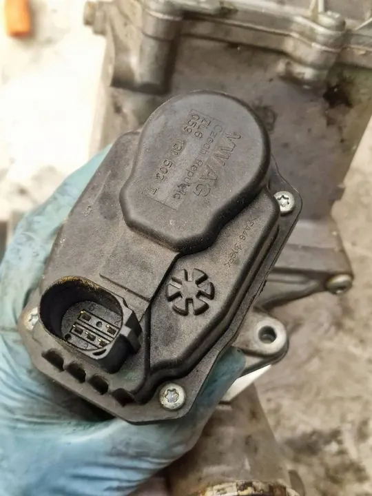 AUDI A4 B8 3.0 TDI EGR-Jäähdytin 059131515CG image 3