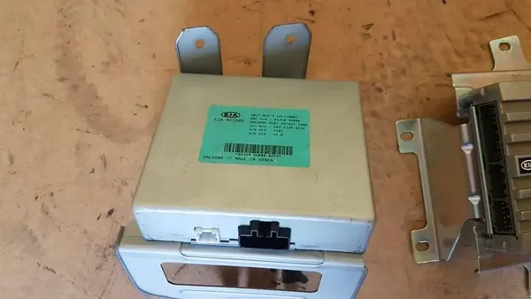 KIA Sportage 2014 Suporte de Amplificador OEM 953103U000 image 2