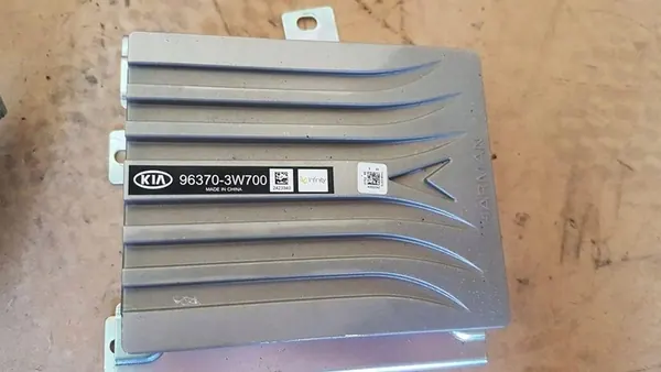 KIA Sportage 2014 Suporte de Amplificador OEM 953103U000 image 3