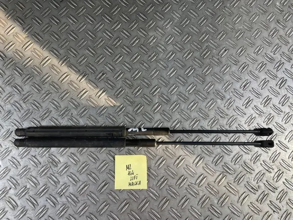 Mercedes ML164 motorkapstempers OEM set 2008- image 2