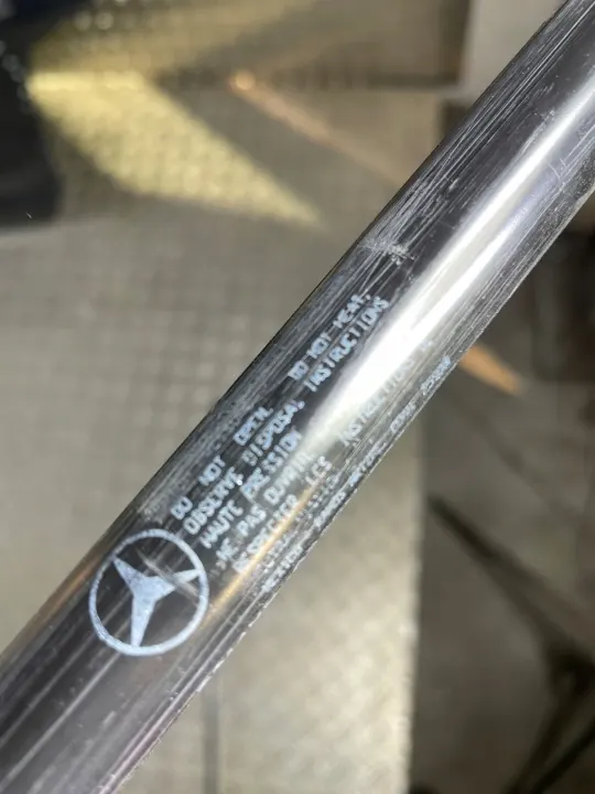 Mercedes ML164 motorkapstempers OEM set 2008- image 4