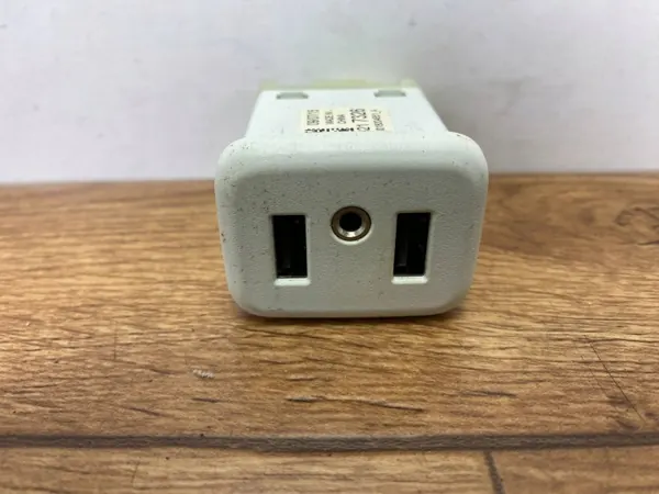 Port USB OEM 23217326PINYA pour Cadillac CTS III 2014+ image 2