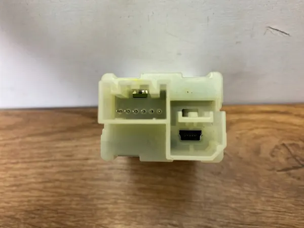 Port USB OEM 23217326PINYA pour Cadillac CTS III 2014+ image 5
