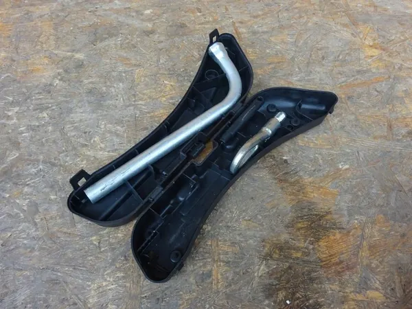 AUDI A4 B7 Renkaankey Vetokoukku Kotelo 8E0012111A image 2