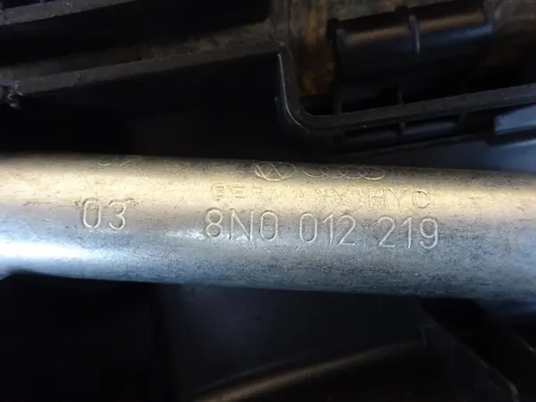 AUDI A4 B7 Renkaankey Vetokoukku Kotelo 8E0012111A image 4