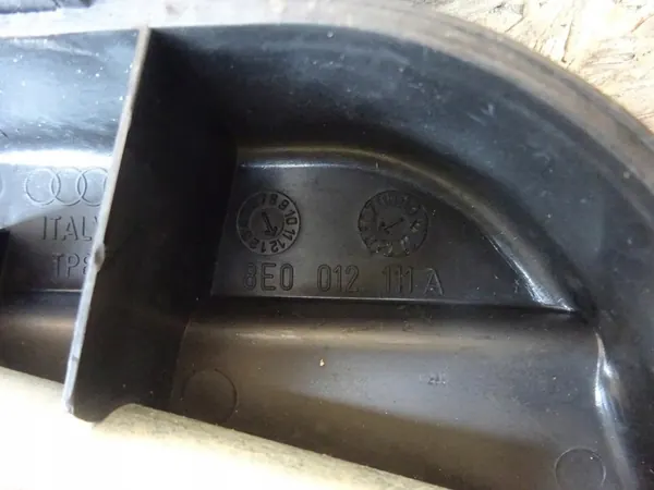 AUDI A4 B7 Renkaankey Vetokoukku Kotelo 8E0012111A image 5