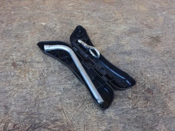 AUDI A4 B7 Renkaankey Vetokoukku Kotelo 8E0012111A image 8