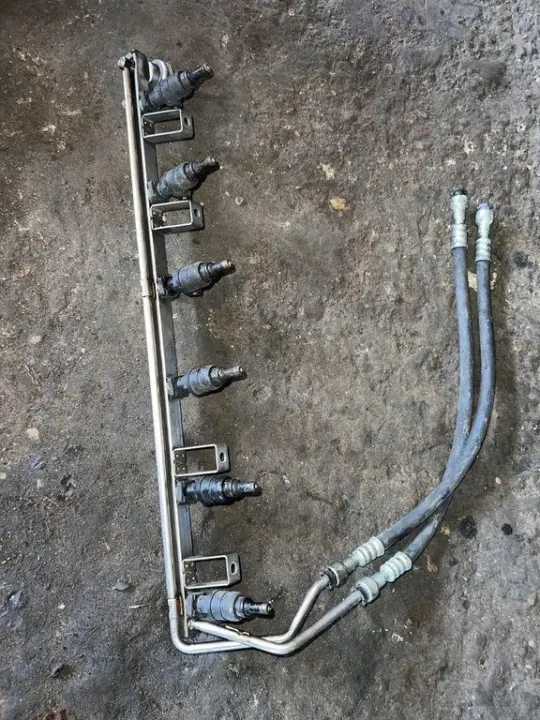 Rampe d'injection BMW 1427985 6 cylindres 320i E46 image 2