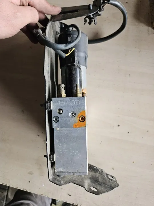 BMW E61 Tavaratilan Luukun Hydrauliikkapumppu OEM 7111867 image 3
